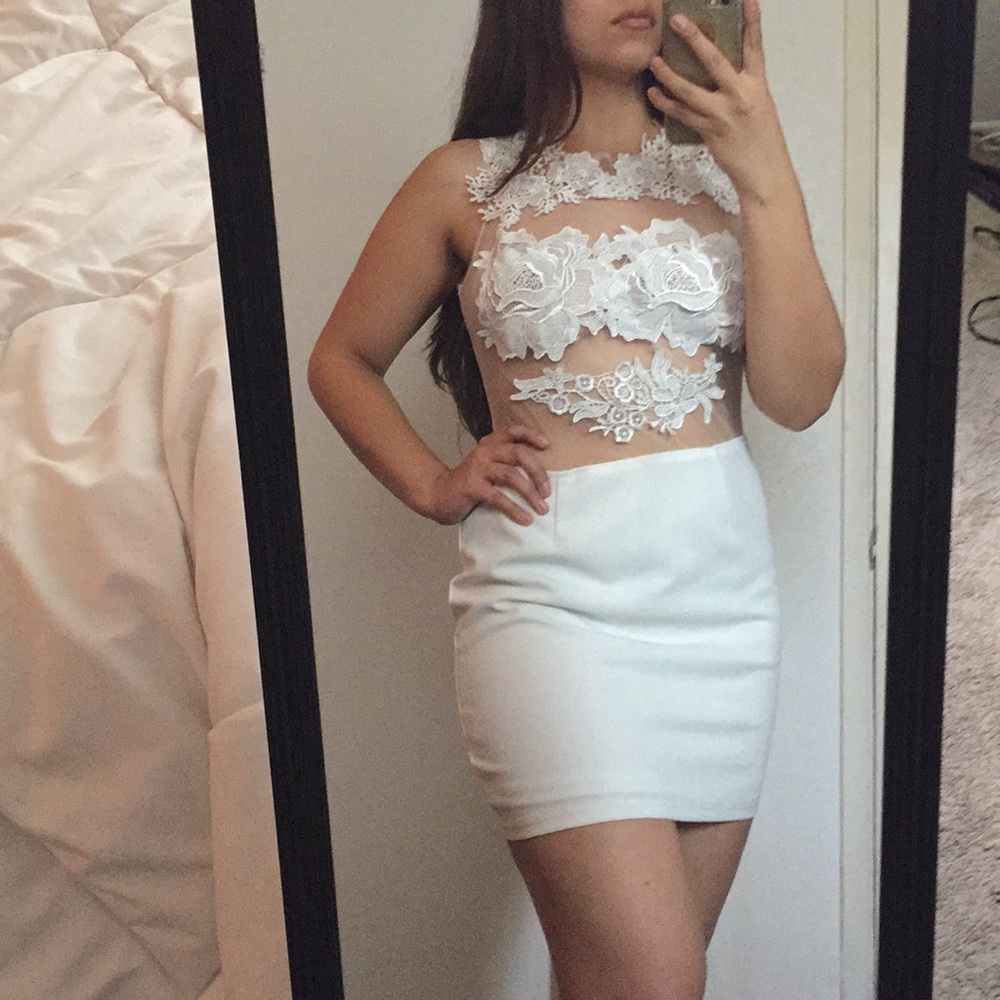 MUSTGO White Lace Mini Dress